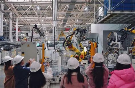 走进区域看发展｜在赛力斯智能工厂“探秘”机器人生产_中国机器人网