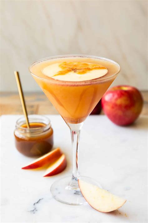 Caramel Apple Martini (Easy Fall Cocktail!) - Desserts & Drinks
