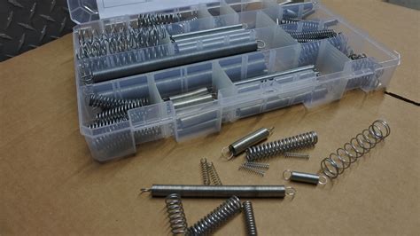 Extension Spring vs Compression Spring 的图像结果