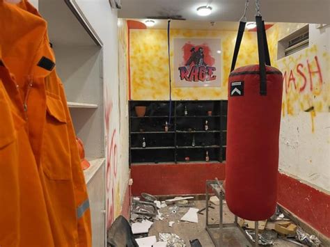 Rage Room | பொருட்களை உடைத்து விரக்தியை விரட்டலாம்! - பெங்களூருவில் ...
