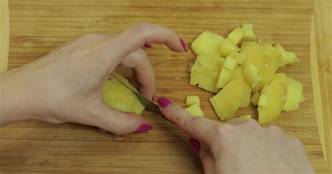 Slicing Potatoes Using a Food Processor 的图像结果