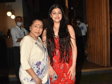आशा भोंसले पोती जनाई के साथ मुंबई के बांद्रा में डिनर डेट के लिए पहुंची