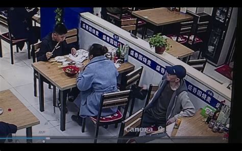 沈阳男子饭店佯装吃饭 偷走隔壁桌挎包_大辽网_腾讯网