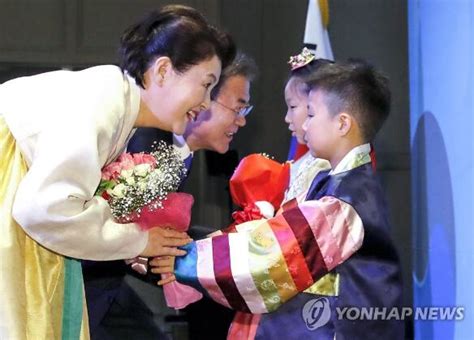 韩国总统夫人谈单亲家庭：你们并不是一个人(图)_新浪网