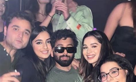 Viral Pics: Sachin Tendulkar's daughter Sara Tendulkar parties night ...