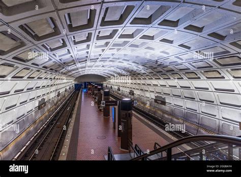 Metro rail washington dc hi-res stock photography and images - Alamy