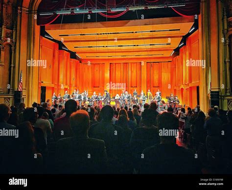 Standing ovation hi-res stock photography and images - Alamy