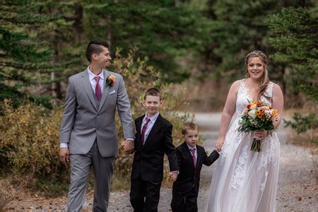 Child Bride Pond Scene 的图像结果