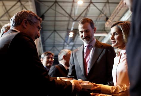 Vídeo | Una estatua para Felipe VI y mantelería para Letizia: el sesgo ...