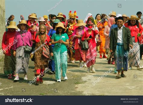 Indonesia Local People 的图像结果