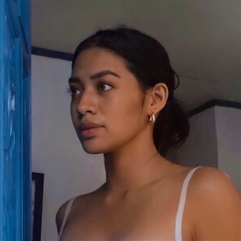 Shalee Madelaine - Tagalog teacher - ₹1227/h