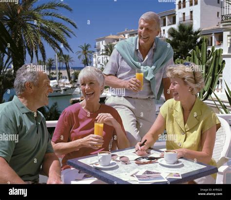 Two senior couples table hi-res stock photography and images - Alamy