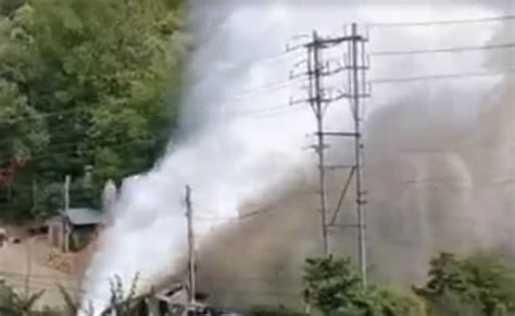 VIDEO: असम में पानी की पाइपलाइन फटने के बाद बाढ़ जैसा मंजर, महिला की ...