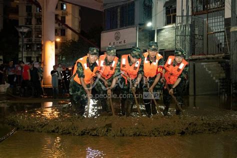 广西柳州：洪峰过境 武警官兵深夜奋战清淤一线-人民图片网