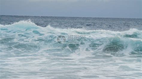 大浪冲向岸边高清图片下载-正版图片503447369-摄图网