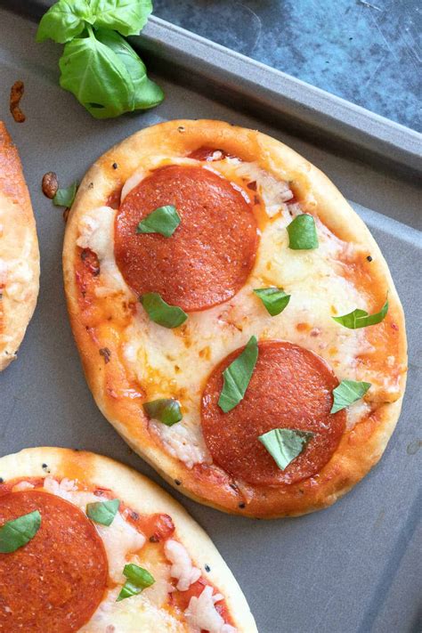 Easy Naan Bread Pizza Recipe - Effortless Foodie