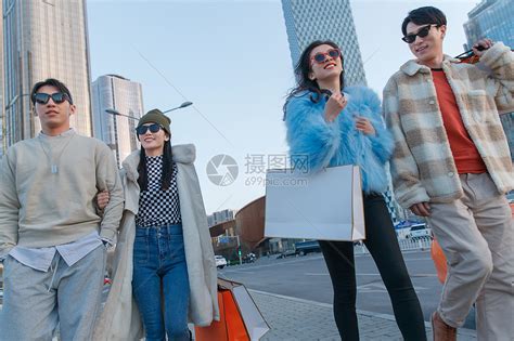 快乐时尚的年轻人逛街高清摄影大图-千库网