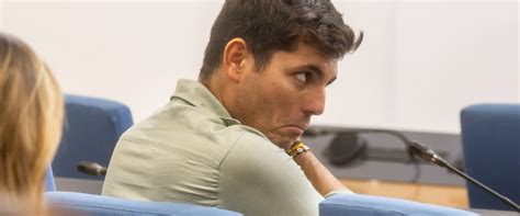 Las redes denuncian a Vito Quiles: en un coche sin cinturón y comiendo ...