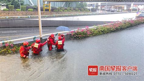 惊险！桂林暴雨积水淹没车头，消防员蹚水背出被困司机_车头_积水_桂林