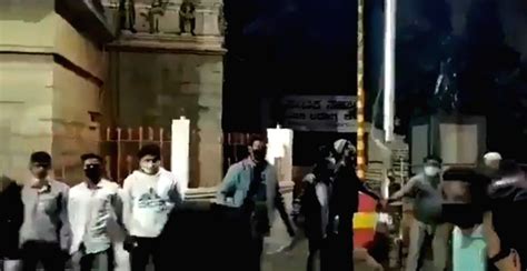 B'luru youth protect temple as riots rage in vicinity