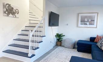 Bliss Beach House ♦ Vast Ocean Views ♦ Skydeck ♦ Private Hot Tub, Old ...