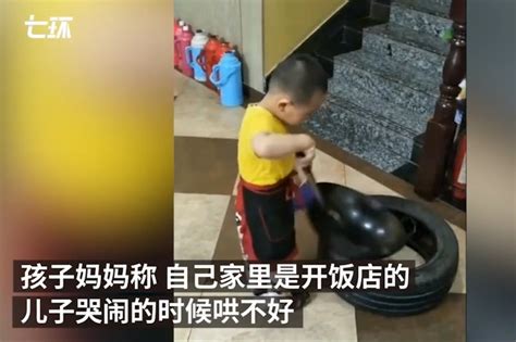 合肥一3岁萌娃模仿颠勺走红 妈妈：他从小喜欢玩锅_凤凰网视频_凤凰网