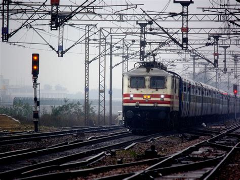 RRB Group D 2025: Last date to pay application fee today