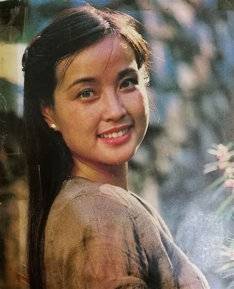 看刘晓庆年轻时的照片，你才会明白为何她年轻时那么受欢迎