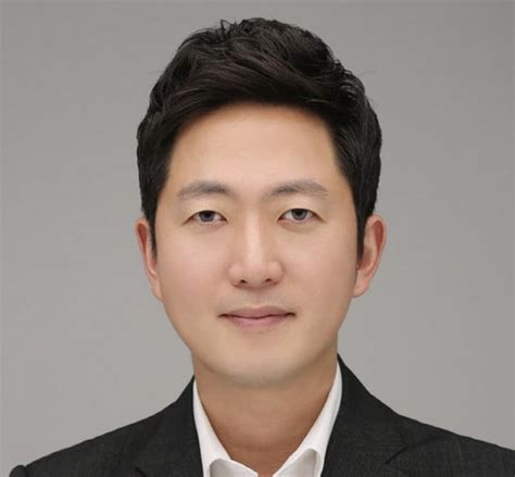 HYBE CEO Lee Jae Sang discusses NewJeans’ record-breaking success amid internal conflicts | allkpop
