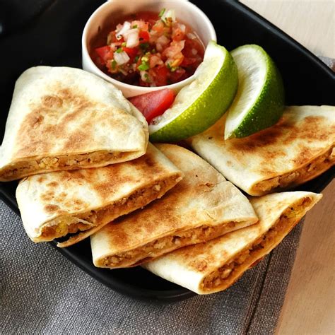 Một nhà máy sản xuất nước ngọt cần làm các lon dựng dạng hình trụ với ...