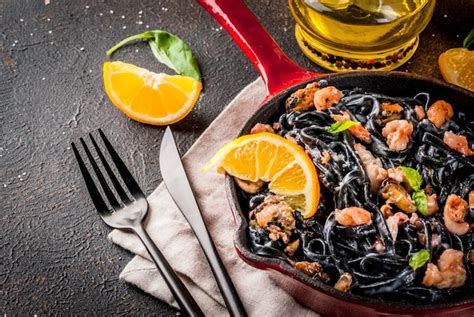 Black cuttlefish ink pasta with seafood | Premium Photo