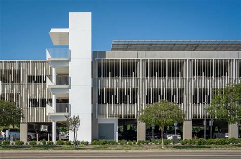 Fresno Yosemite International Airport Parking Structure - WRNS Studio