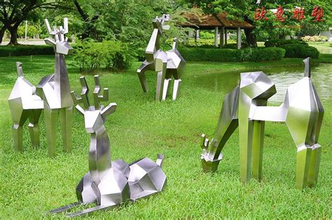 不锈钢雕塑之材料给人的情感体验-宏通雕塑