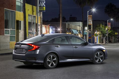 Honda Civic Sedan Touring (2016) - picture 2 of 6