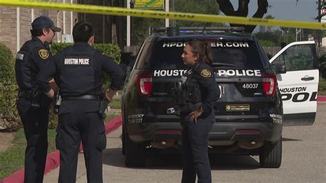 Mom's ex-con fiancé charged after 4-year-old accidentally shoots ...