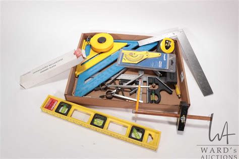 Tray lot of hand tools including 2 speed squares, small spirit level ...