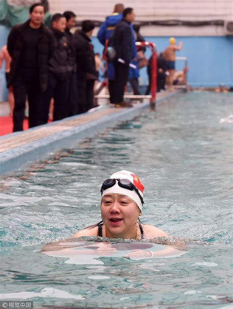 安徽铜陵：数九寒天 市民冬泳健身