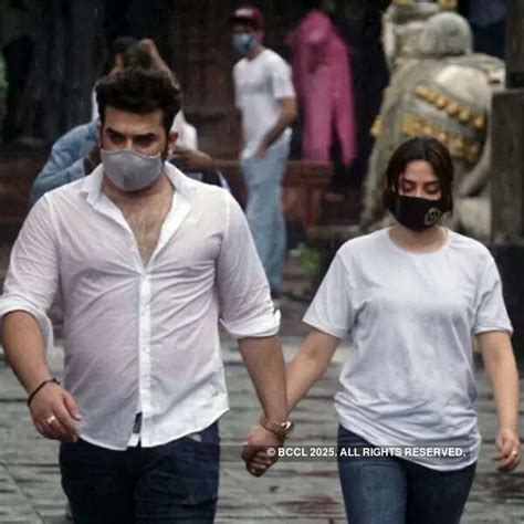 Sidharth Shukla's funeral: Shehnaaz Gill, Asim Riaz, Rashami Desai and ...