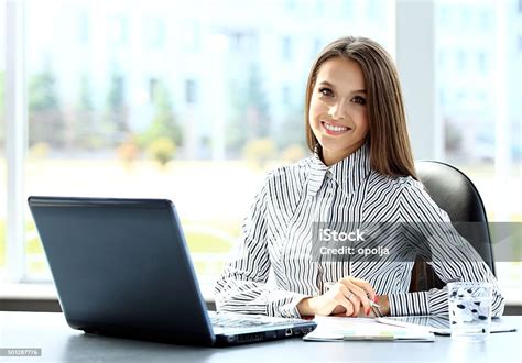 Business Woman On Computer 的图像结果