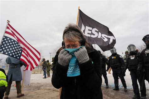 CNN reporter chokes on tear gas during live coverage of Minneapolis ...