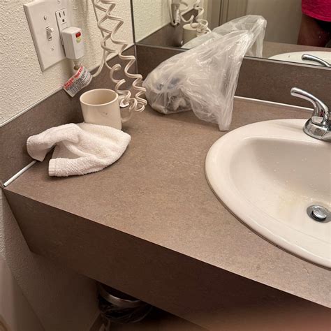 THE GROVE WEST SEATTLE INN - Motel Reviews, Photos, Rate Comparison ...