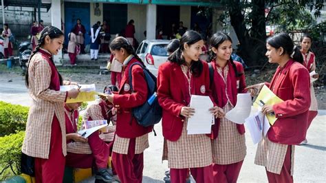 CBSE के नए मार्किंग सिस्टम को लेकर क्यों उठ रहे सवाल, कॉपी चेक करने का ...