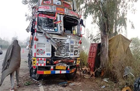 पठानकोट-जालंधर NH पर हादसा, मिलवां में डिवाइडर को पार कर ट्रक से टकराया ...