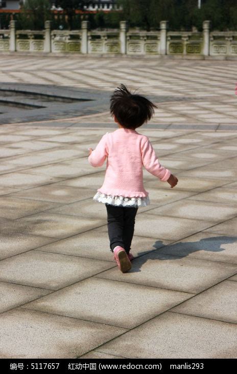 一个小女孩在草地上拿着气球奔跑,摄影素材,汇图网www.huitu.com