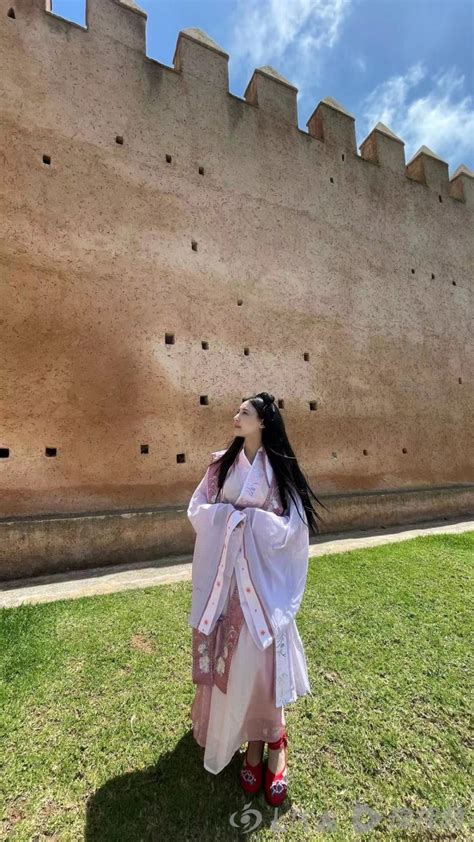 摩洛哥女孩迪娜：在街头唱中文歌，身穿旗袍参加《摩洛哥好声音》_腾讯新闻