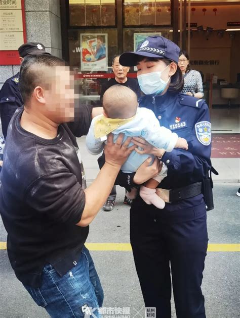 杭州一粗心爸爸把5个月大的孩子独自留在车里，都热晕了，幸好一过路女子相救-杭州新闻中心-杭州网