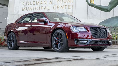 Série final do Chrysler 300C ganha motor V8 Hemi do Dodge Challenger | Quatro Rodas