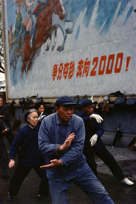外国摄影师拍摄的1980年中国 为实现四个现代化而奋斗_成都天府广场