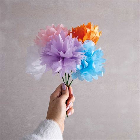 Blüten aus Seidenpapier – Bastelidee – Rayher