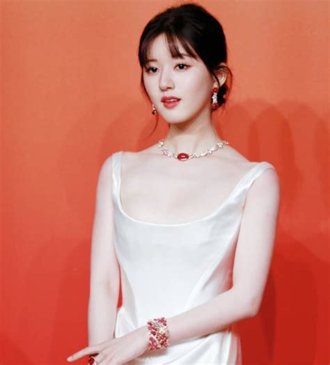 穿礼物配什么发型最新素材